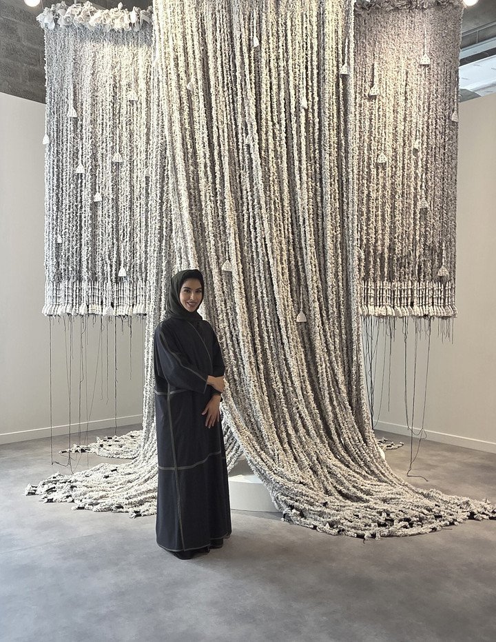 La artista qatarí Bouthayna Al Muftah junto a su obra en Art Basel. Foto: Clarín.