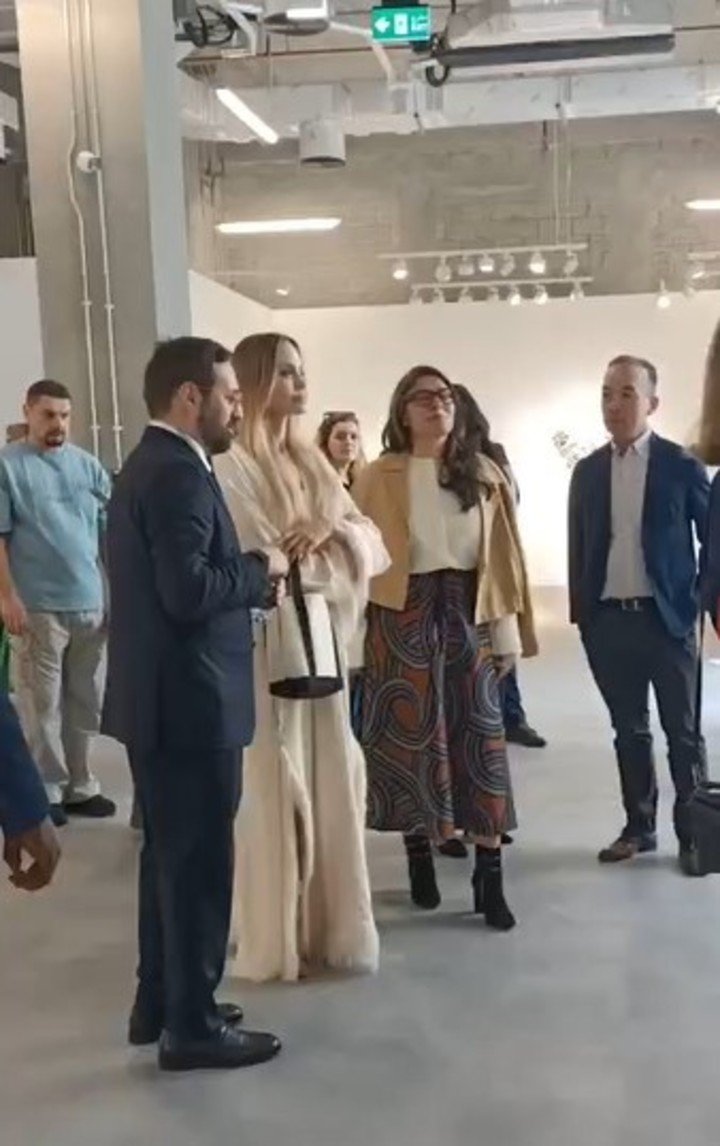 La actriz Angelina Jolie junto a Vicenzo de Bellis, Director Artístico Jefe y Director Global de Art Basel. 