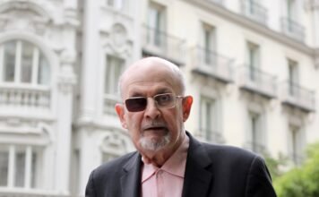 Salman Rushdie: “La muerte lleva tiempo acompañándome, pero he aprendido a sobrellevarla”