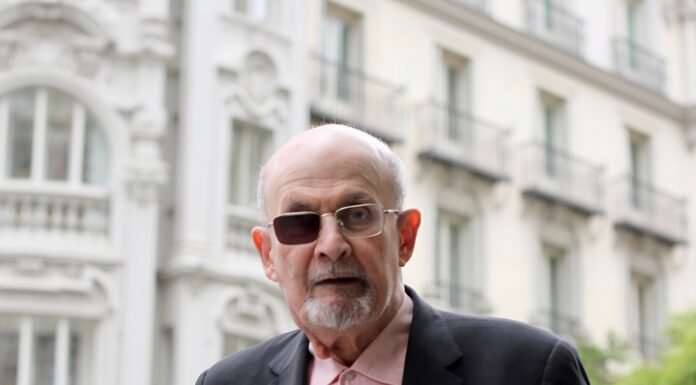Salman Rushdie: “La muerte lleva tiempo acompañándome, pero he aprendido a sobrellevarla”