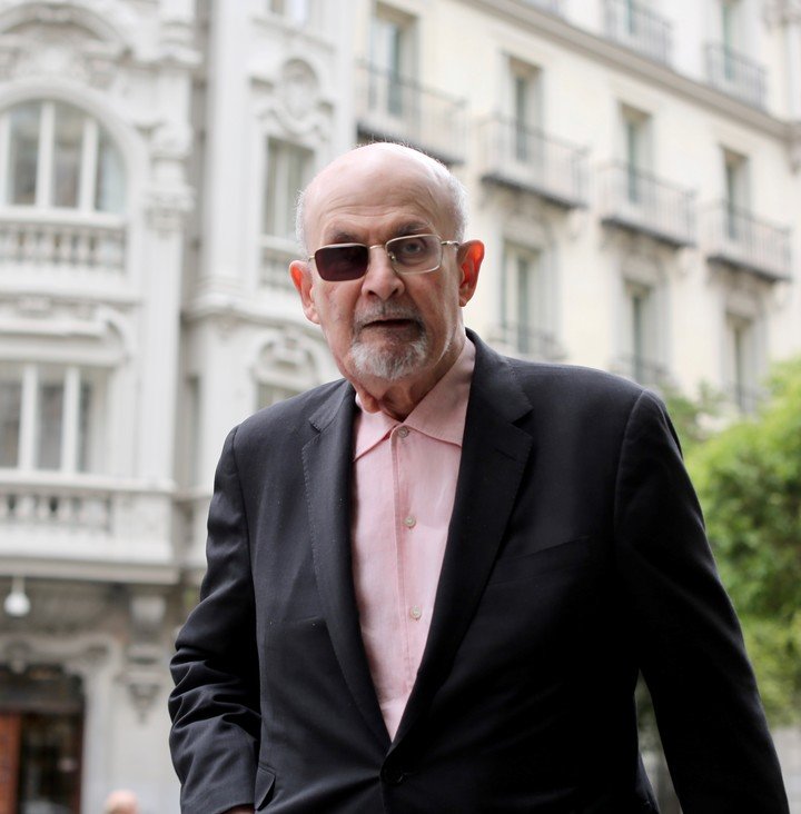 El escritor Salman Rushdie presentó en España su último libro, "Cuchillo: meditaciones tras un intento de asesinato" con el escritor español Javier Cercas en el Ateneo de Madrid. Foto: Cézaro De Luca.
