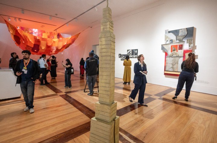 Al fondo, obra de la artista mexicana Pía Camil con remeras cosidas. Es la primera vez que se muestra al público. (EFE) 