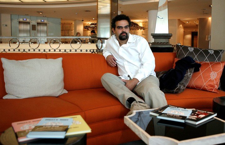 El escritor portugués Gonçalo Tavares, durante la presentación de su tercer libro publicado en España en 2009. EFE/Julián Martín