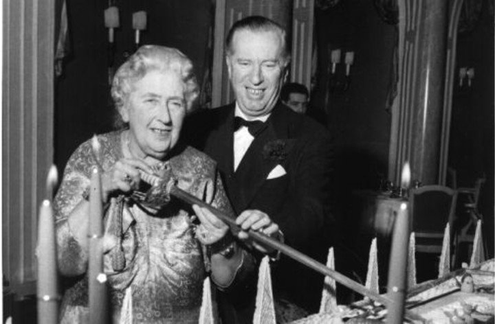 Agatha Christie y Peter Saunders cortan una tarta de media tonelada en el décimo aniversario de la obra. teatro hits inoxidables. Foto: AP / Archivo 