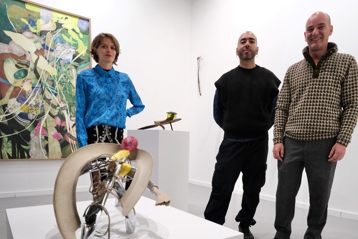 Julia Padilla junto a los galeristas Lincoln Brown y Sebastián Vidal Mackinson. Foto: Cézaro De Luca