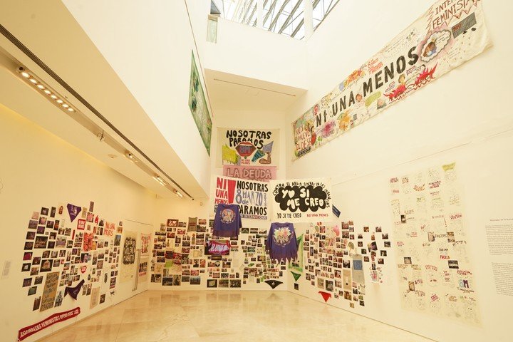 La sala del subsuelo muestra su trabajo con los colectivos feministas en los últimos años. 