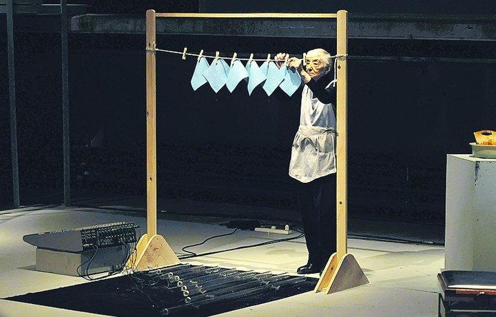 Margarita Fernández interpreta “Membrana” de Peter Ablinger en 2016. Foto: archivo Clarín.