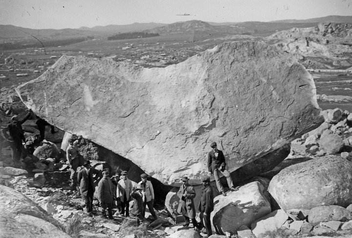 La Piedra movediza caida en 1912. Foto: Carlos Pierroni.