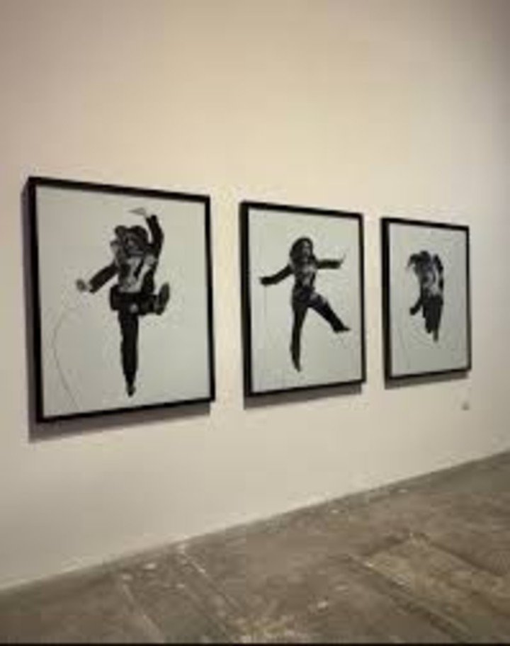 En su exposición en la galería Barro, La Chola Poblete fue intimada a retirar el trabajo que hacía referencia a la serie El triunfo de la muerte (1998), de Oscar Bony. Foto: redes sociales.