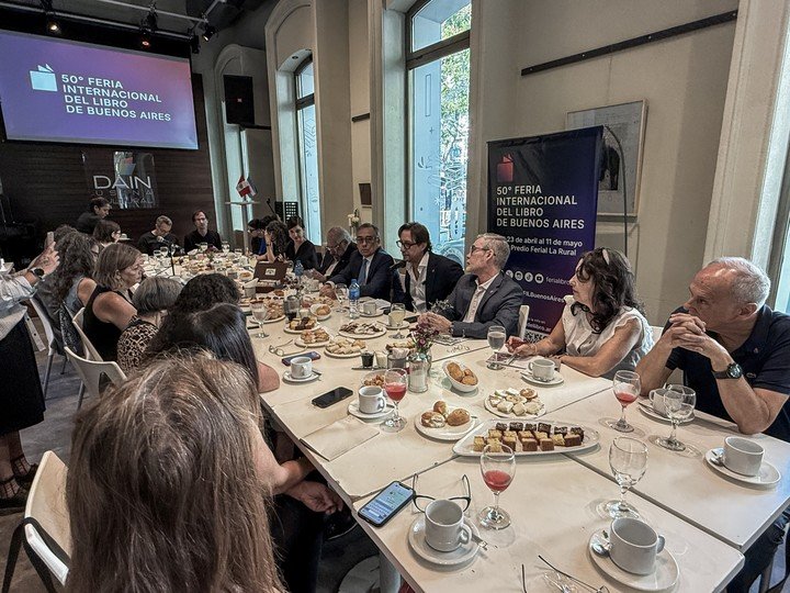 Las autoridades de la Fundación El Libro y el Embajador de Perú, Carlos Chocano, presentaron las novedades de la edición 2026 de la Feria Internacional del Libro de Buenos Aires. Foto: gentileza.