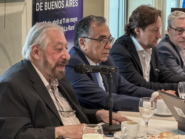 El exdirector de la Feria, Alejandro Vaccaro; el embajador de Perú, Carlos Chocano; y el presidente de la Fundación El Libro, Christian Rainone presentaron las novedades de la edición 2026 de la Feria. Foto: gentileza.
