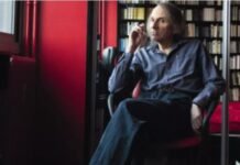 El escritor francés Michel Houellebecq regresa a la música con un álbum de estudio