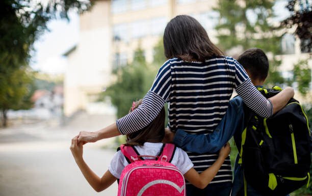 Inicio de clases: entre mochilas, rutinas y el corazón de las madres