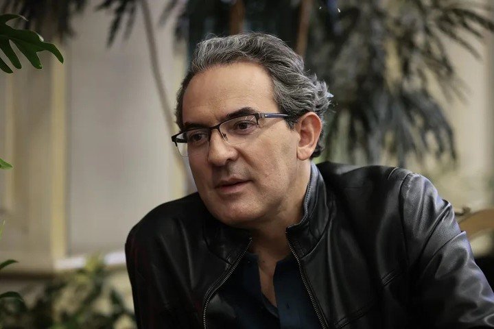 El escritor colombiano Juan Gabriel Vásquez, hablando durante una entrevista con EFE, en Ciudad de México (México). EFE/ José Méndez