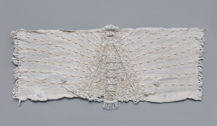 La obra premiada de Blas Aparecido se titula "Ay, Taty, mis chinas viejas" y está construida a partir de bordados. Foto: Benjamín Vizcaino, gentileza XIV Bienal de Arte Sacro Contemporáneo.