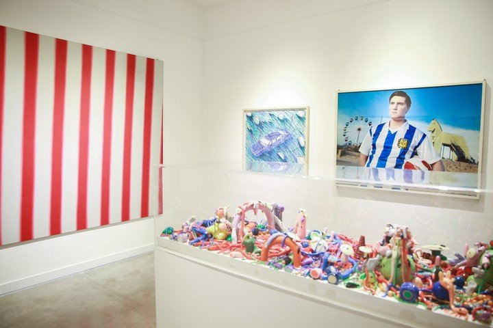 De Fabián Burgos "Columnas rojas" Óleo sobre tela 300 x 200 cm 2010 y de Marcos López "El jugador", fotografía color 105 x 140 cm 1995, en la muestra Colección Tedesco: el valor de lo contemporáneo, en la Casa Victoria Ocampo. Foto: gentileza FNA.