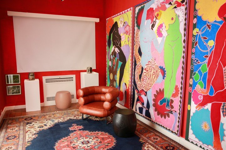 Obras sin título de Amparo Viau Tríptico. Tiza sobre papel de algodón sobre tela. 240 x 150 cm, en la muestra Colección Tedesco: el valor de lo contemporáneo, en la Casa Victoria Ocampo. Foto: gentileza FNA.