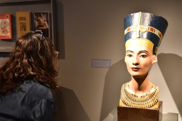 La exposición “Ciencia y fantasía. Egiptología y egiptofilia en la Argentina” en el Museo Nacional de Bellas Artes. Foto: gentileza.