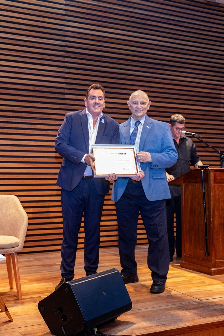 El coreógrafo argentino Mauricio Wainrot fue distinguido como Personalidad Emérita de la Cultura Nacional por el secretario de Cultura, Leonardo Cifelli. Foto: gentileza Secretaría de Cultura de la Nación.