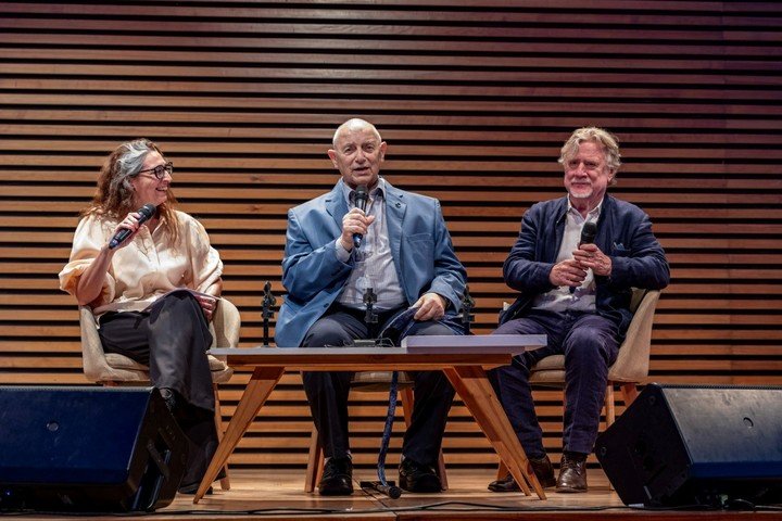 El coreógrafo argentino Mauricio Wainrot compartió una charla con el editor General del diario Clarin Ricardo Kirschbaum y la periodista y editora del diario La Nación Costanza Bertolini. Foto: gentileza Secretaría de Cultura de la Nación.