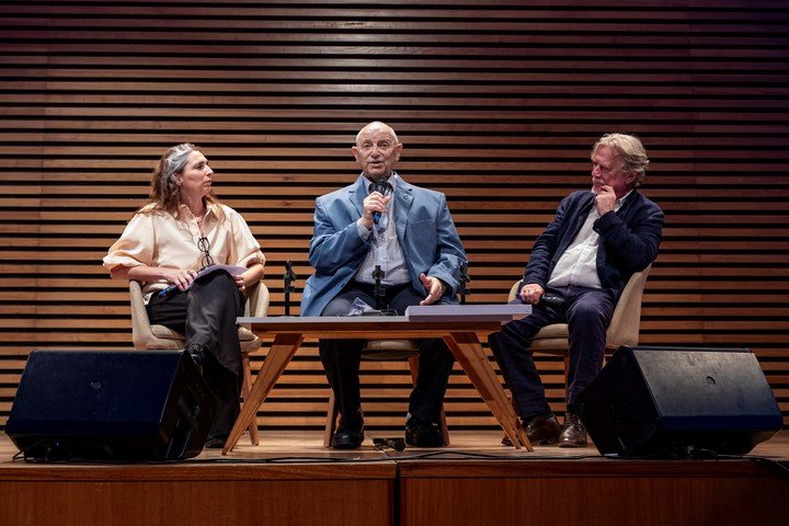 El coreógrafo argentino Mauricio Wainrot compartió una charla con el editor General del diario Clarin Ricardo Kirschbaum y la periodista y editora del diario La Nación Costanza Bertolini. Foto: gentileza Secretaría de Cultura de la Nación.