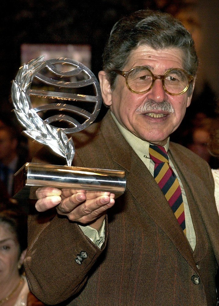 Bryce Echenique con el Premio Planeta. Foto: EFE/ANDREU DALMAU/MK.
