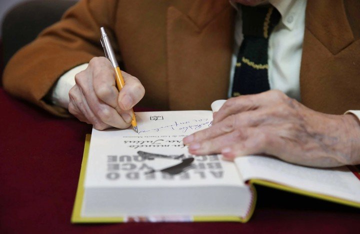 Alfredo Bryce Echenique entrega el manuscrito de "Un mundo para Julius" como legado al Instituto Cervantes junto a los catedráticos de Literatura de la Universidad de Granada. / EFE