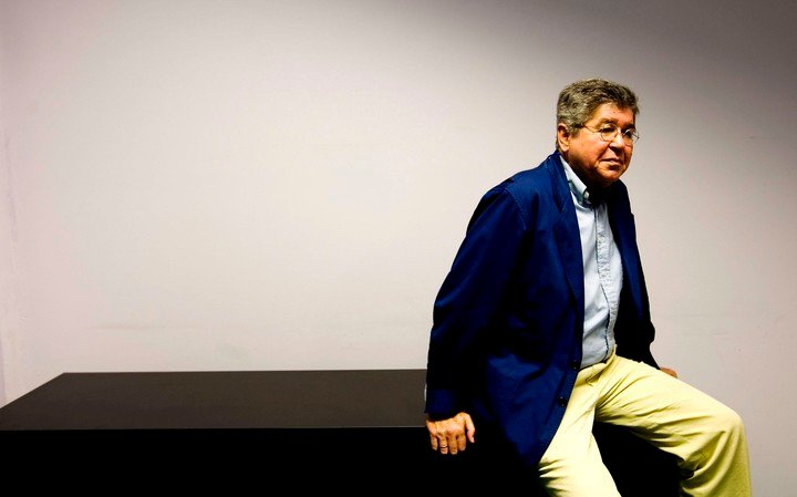 Bryce Echenique en el ciclo de Presencias Literarias de la Tribuna del Agua, dentro de la Exposición Internacional de Zaragoza. EFE/ Jorge Zapata. 