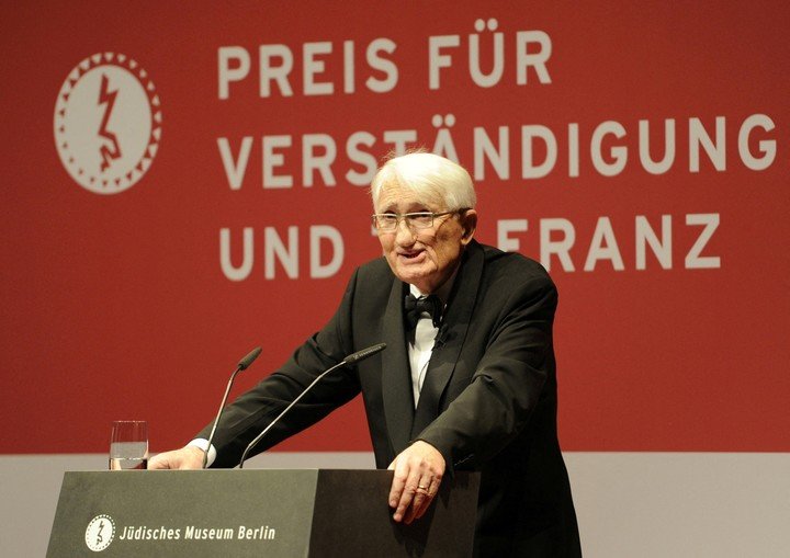 Habermas, pronuncia un discurso durante la ceremonia de entrega del premio "Comprensión y Tolerancia" en el Museo Judío de Berlín, el 13 de noviembre de 2010. Foto: REUTERS/Odd Andersen/Pool