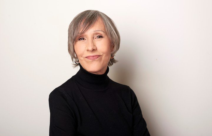 La escritora y periodista Laura Ramos retratada por Alejandra López. Foto: gentileza editorial Lumen.