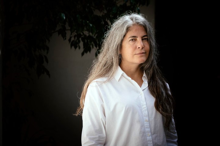 La escritora argentina Selva Almada posa en Buenos Aires. Foto: Mariana Nedelcu.