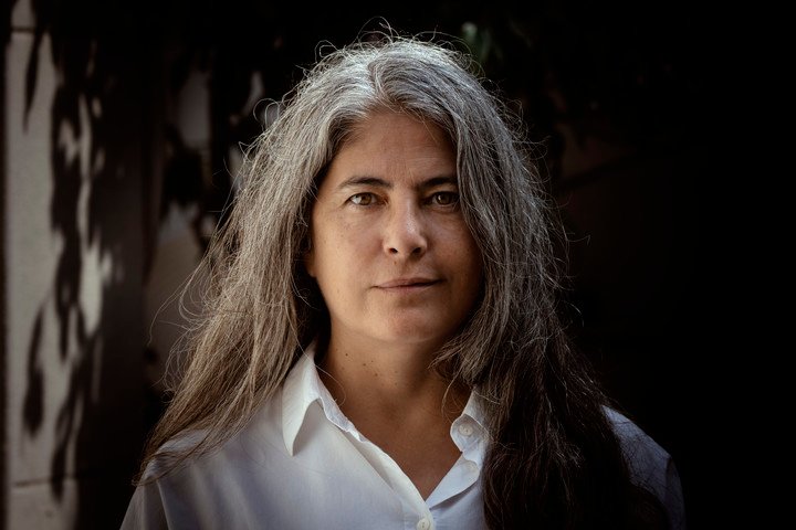 La escritora argentina Selva Almada posa en Buenos Aires. Foto: Mariana Nedelcu.