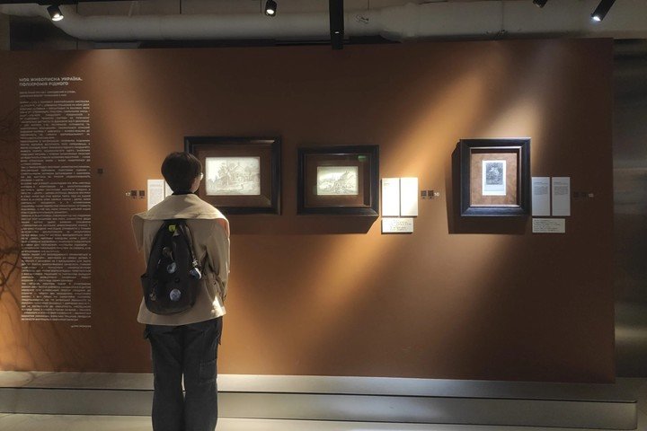 La exposición de pinturas de Shevchenko en la Galería de Arte Zenyk (ZAG) de Leópolis, uno de los numerosos actos celebrados para recordar al escritor y artista. Foto: redes sociales.