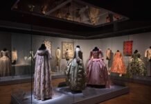 De María Antonieta a Chanel: cómo el siglo XVIII sigue influyendo en la moda actual