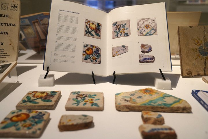 El azulejo en el Río de la Plata, 1949–2026 se puede recorrer en el Museo de Arte Español Enrique Larreta. Foto: Guillermo Rodríguez Adami.