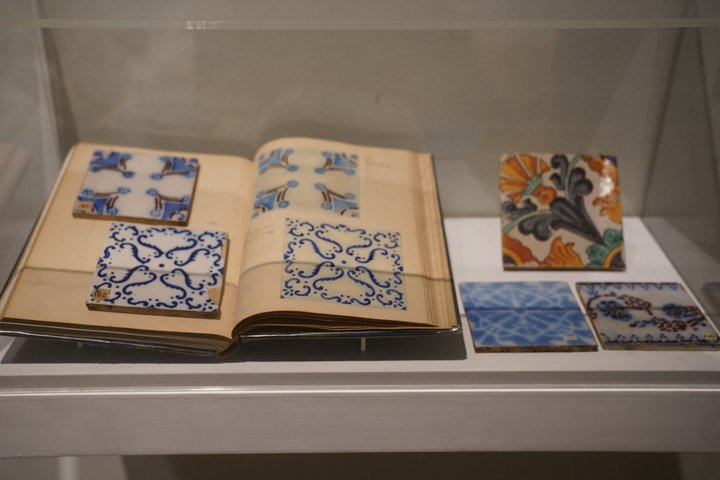 El azulejo en el Río de la Plata, 1949–2026 se puede recorrer en el Museo de Arte Español Enrique Larreta. Foto: Guillermo Rodríguez Adami.