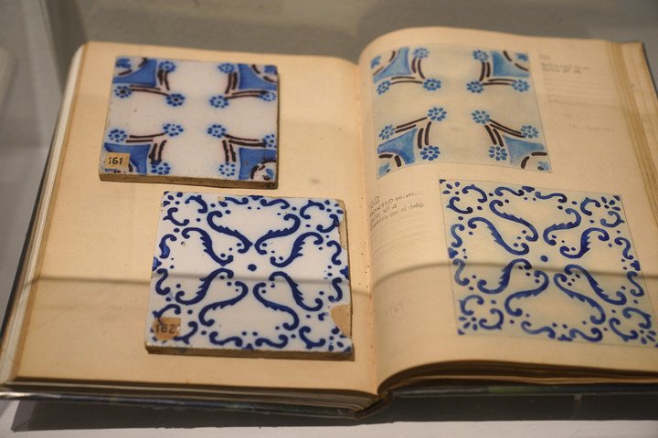 El azulejo en el Río de la Plata, 1949–2026 se puede recorrer en el Museo de Arte Español Enrique Larreta. Foto: Guillermo Rodríguez Adami.