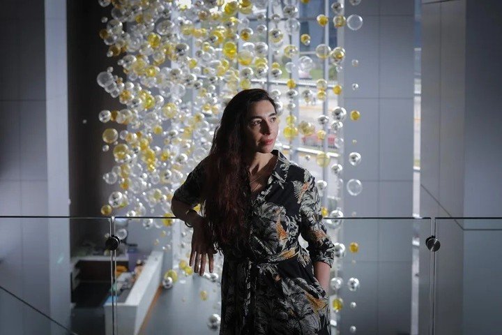 La escritora uruguaya Fernanda Trías posa al finalizar una entrevista, en la 39 edición de la Feria Internacional del Libro de Guadalajara (FIL) en Guadalajara(México). EFE/ Francisco Guasco