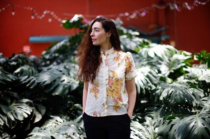 La escritora uruguaya Fernanda Trías posa al final de una entrevista con Efe, en la Ciudad de México. EFE / Sáshenka Gutiérrez