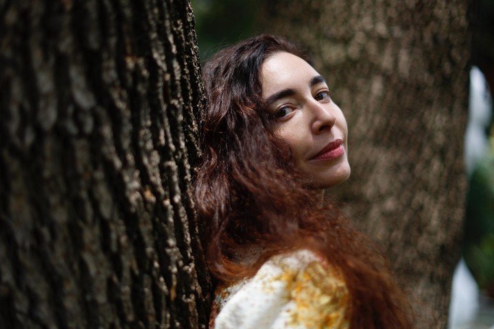 La escritora uruguaya Fernanda Trías posa al final de una entrevista con Efe, en la Ciudad de México. EFE / Sáshenka Gutiérrez