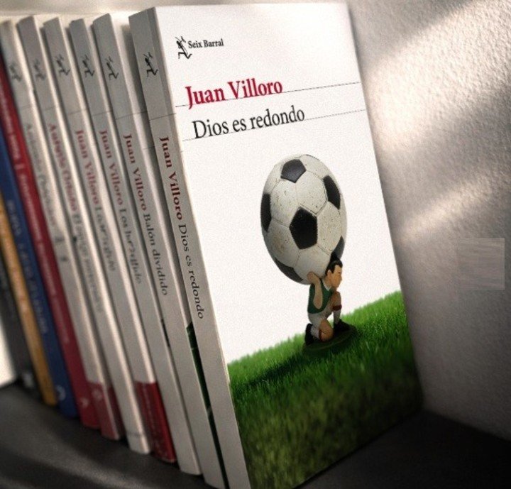 Los héroes numerados, una recopilación de crónicas sobre las muchas caras del fútbol, de Juan Villoro. Foto: redes sociales.