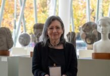 La peruana Carmen Ollé recibió el Premio José Donoso 2025 por su trayectoria literaria