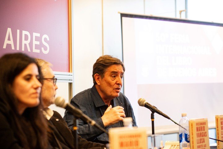 Luis García Montero, director del Instituto Cervantes; Raquel Caleya Caña, directora de Cultura del Cervantes, y Ezequiel Martínez, director de la Feria del Libro de Buenos Aires presentaron el Diccionario Mario Vargas Llosa. Habitó las palabras. Foto: Sebastia´n Motta, gentileza.