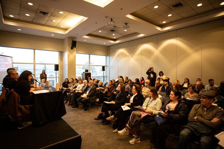 Luis García Montero, director del Instituto Cervantes; Raquel Caleya Caña, directora de Cultura del Cervantes, y Ezequiel Martínez, director de la Feria del Libro de Buenos Aires presentaron el Diccionario Mario Vargas Llosa. Habitó las palabras. Foto: Sebastia´n Motta, gentileza.