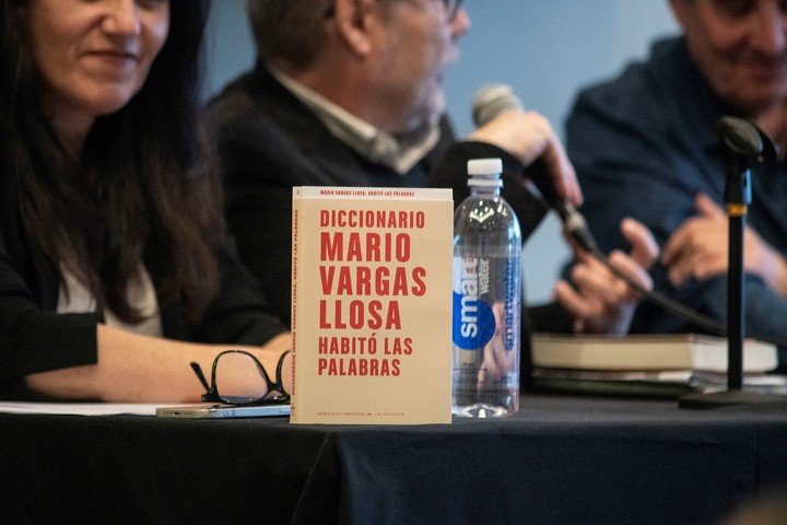 Luis García Montero, director del Instituto Cervantes; Raquel Caleya Caña, directora de Cultura del Cervantes, y Ezequiel Martínez, director de la Feria del Libro de Buenos Aires presentaron el Diccionario Mario Vargas Llosa. Habitó las palabras. Foto: gentileza.
