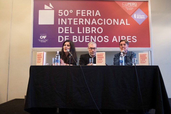 Luis García Montero, director del Instituto Cervantes; Raquel Caleya Caña, directora de Cultura del Cervantes, y Ezequiel Martínez, director de la Feria del Libro de Buenos Aires presentaron el Diccionario Mario Vargas Llosa. Habitó las palabras. Foto: gentileza.