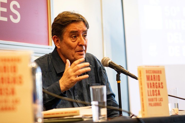 Luis García Montero, director del Instituto Cervantes; Raquel Caleya Caña, directora de Cultura del Cervantes, y Ezequiel Martínez, director de la Feria del Libro de Buenos Aires presentaron el Diccionario Mario Vargas Llosa. Habitó las palabras. Foto: Sebastia´n Motta, gentileza.