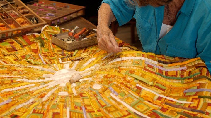 Silke cosiendo. Foto: gentileza