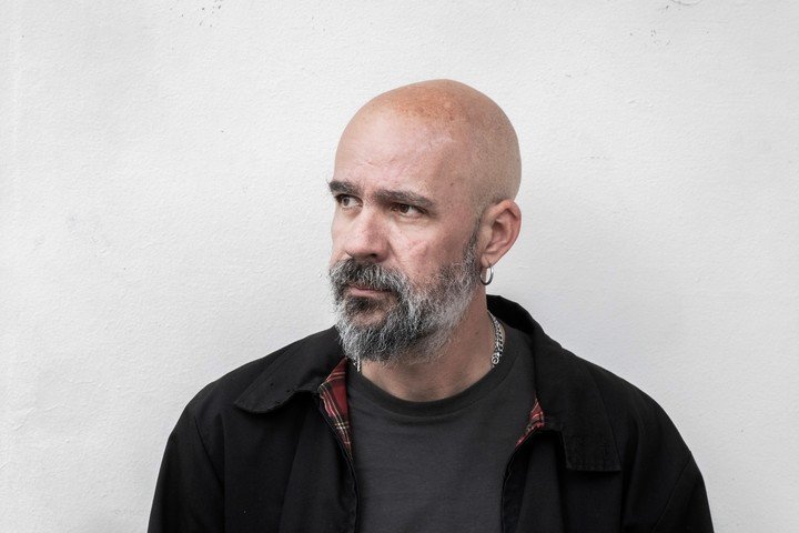 Afonso Cruz, autor de Vamos a comprar un poeta (Libros del Asteroide), retratado en Buenos Aires. Foto: gentileza.