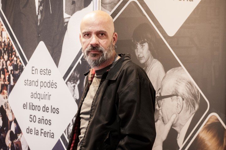 Afonso Cruz, autor de Vamos a comprar un poeta (Libros del Asteroide), retratado en Buenos Aires. Foto: gentileza.